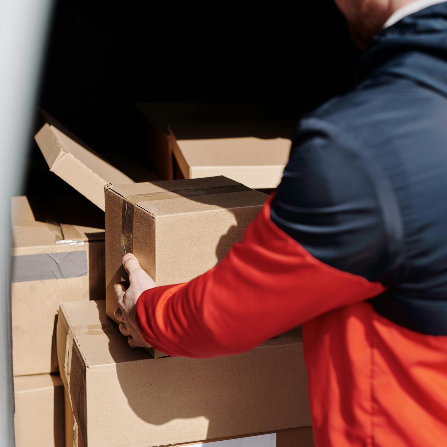 Un homme qui charge un camion avec des cartons